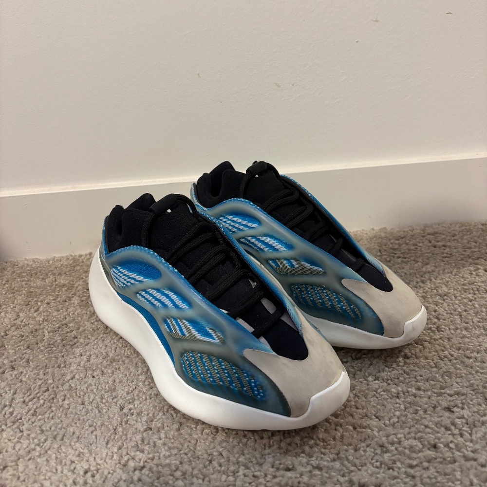 5.5M YEEZY 700 V3
